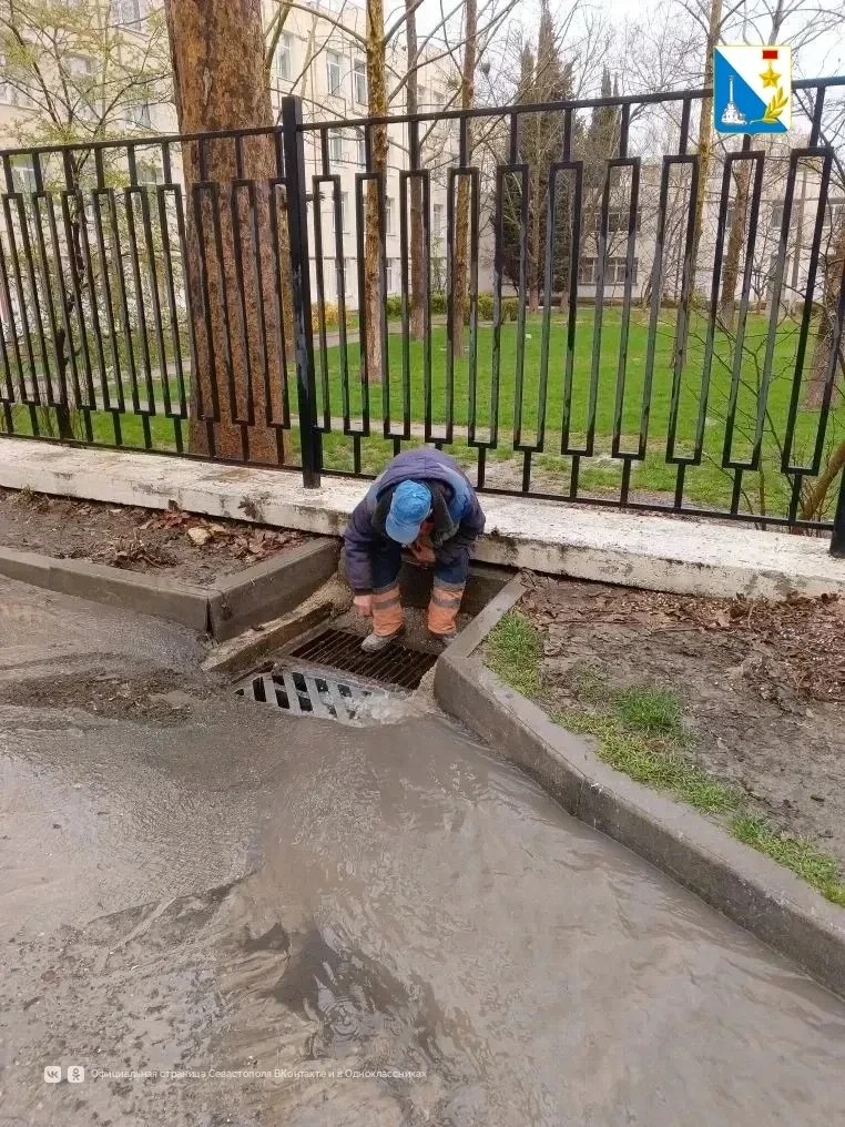 «Водоканал» в усиленном режиме очищает городские ливневки «Водоканал» в усиленном режиме очищает городские ливневки