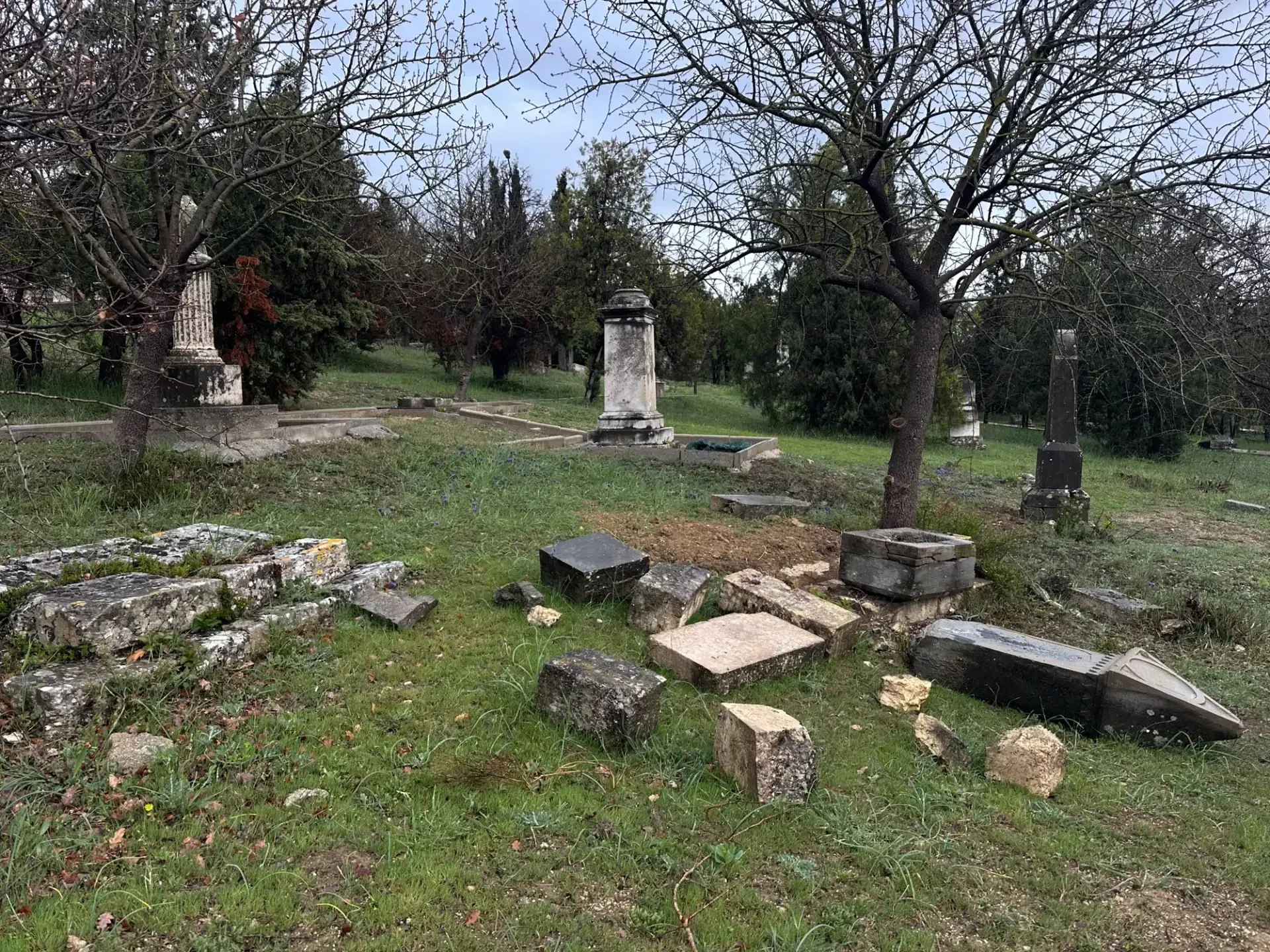 Захоронения на Братском кладбище защитников Севастополя приведут в порядок Захоронения на Братском кладбище защитников Севастополя приведут в порядок