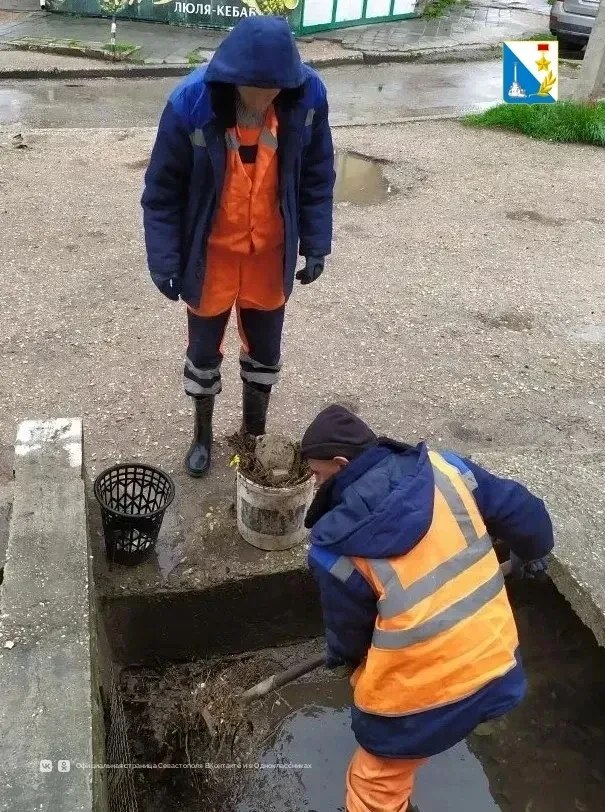 «Водоканал» в усиленном режиме очищает городские ливневки «Водоканал» в усиленном режиме очищает городские ливневки