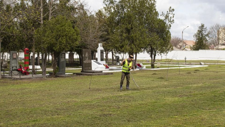 В крымской столице проводится работа по благоустройству военно-мемориальных объектов, расположенных на территории города В крымской столице проводится работа по благоустройству военно-мемориальных объектов, расположенных на территории города