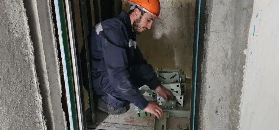 За год в Севастополе обновят 74 лифта За год в Севастополе обновят 74 лифта
