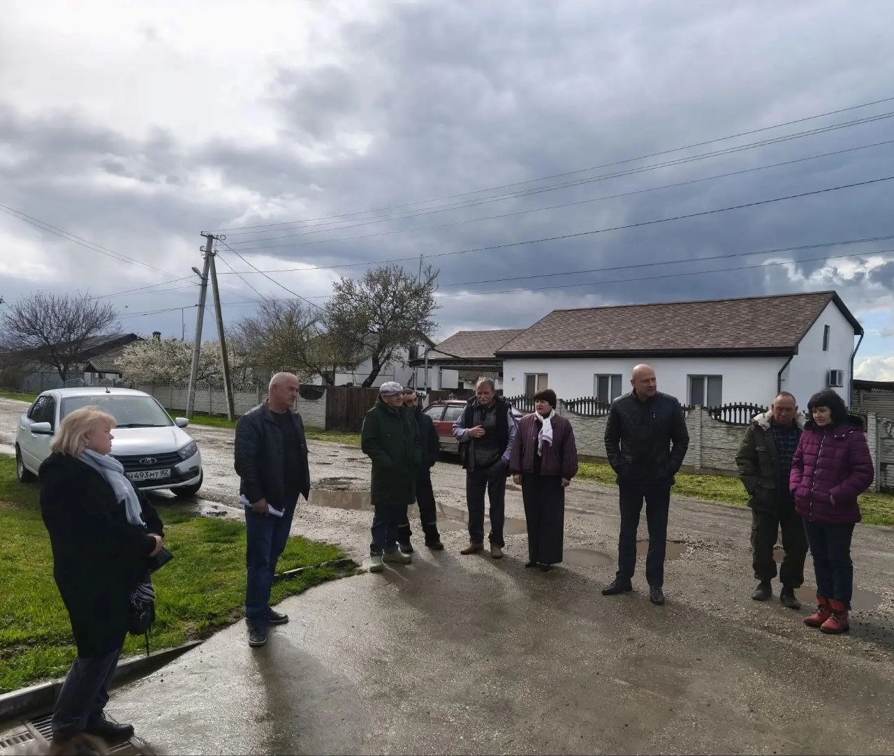 Председатель Советского районного совета Виктория Грицай совместно с главой администрации Советского района Александром Харламовым провели встречу с жителями ул.Юбилейная в селе Красногвардейское, обсудили вопрос ремонта... Председатель Советского районного совета Виктория Грицай совместно с главой администрации Советского района Александром Харламовым провели встречу с жителями ул.Юбилейная в селе Красногвардейское, обсудили вопрос ремонта...