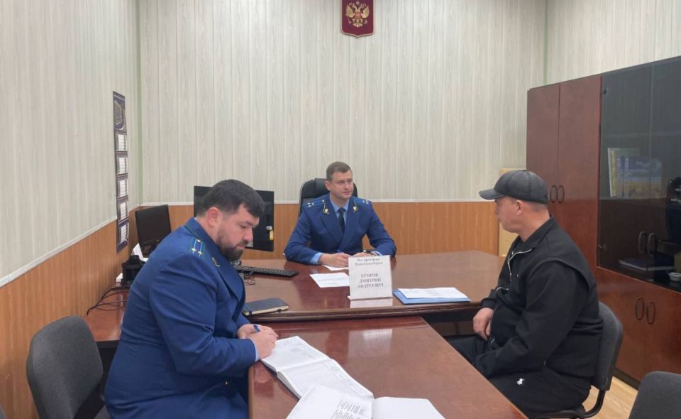 Исполняющий обязанности прокурора Крыма Дмитрий Егоров провел прием жителей Красногвардейского района Исполняющий обязанности прокурора Крыма Дмитрий Егоров провел прием жителей Красногвардейского района