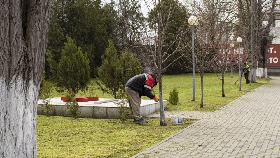 В крымской столице проводится работа по благоустройству военно-мемориальных объектов, расположенных на территории города В крымской столице проводится работа по благоустройству военно-мемориальных объектов, расположенных на территории города