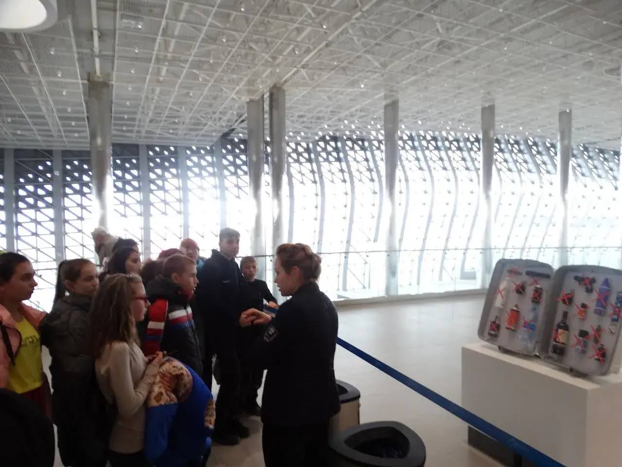 В Симферополе транспортные полицейские провели для школьников экскурсию в аэропорт в рамках «Недели космоса»