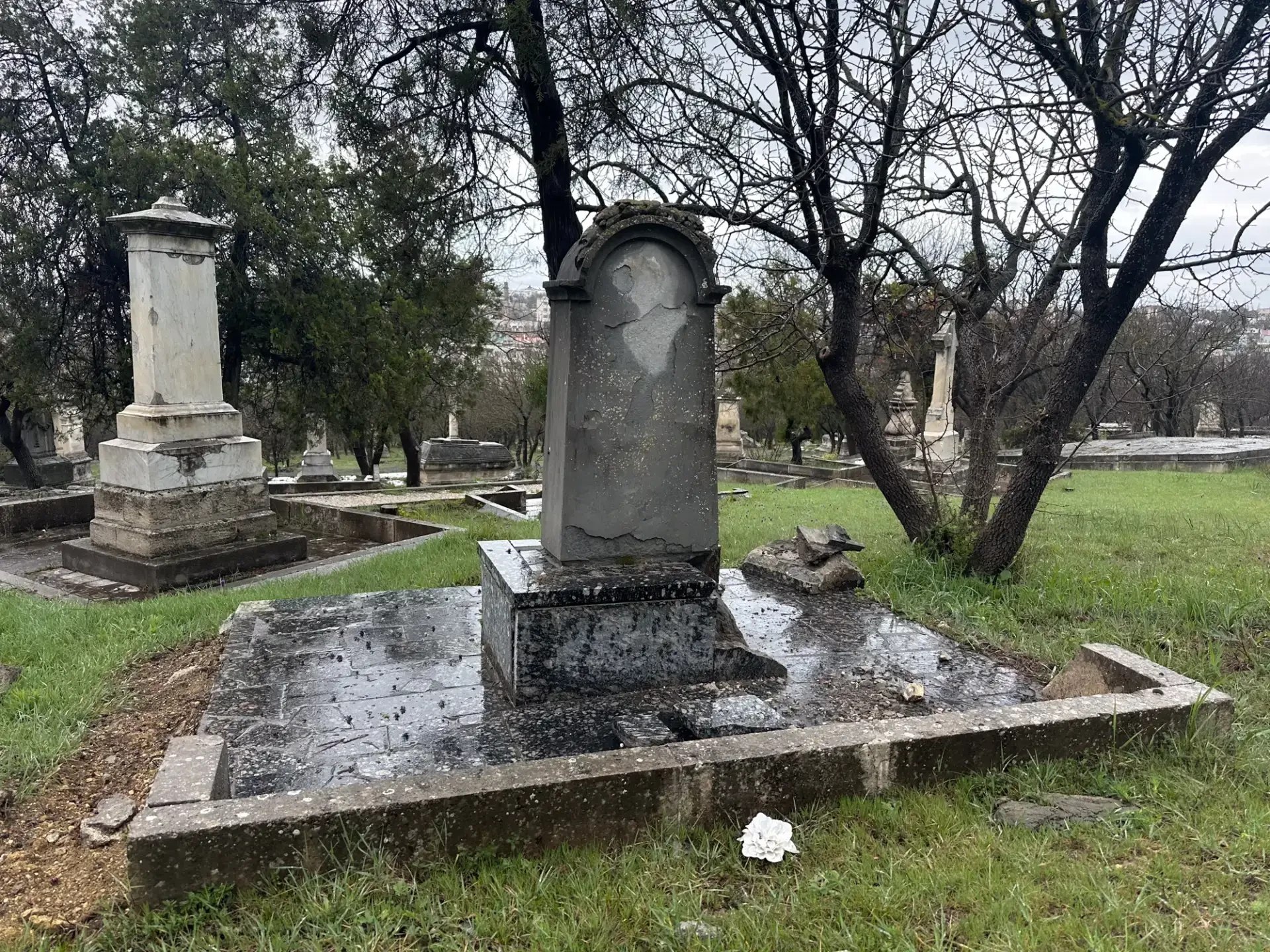 Захоронения на Братском кладбище защитников Севастополя приведут в порядок Захоронения на Братском кладбище защитников Севастополя приведут в порядок