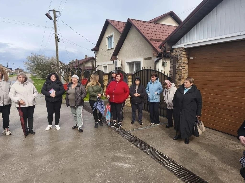 Председатель Советского районного совета Виктория Грицай совместно с главой администрации Советского района Александром Харламовым провели встречу с жителями ул.Юбилейная в селе Красногвардейское, обсудили вопрос ремонта...