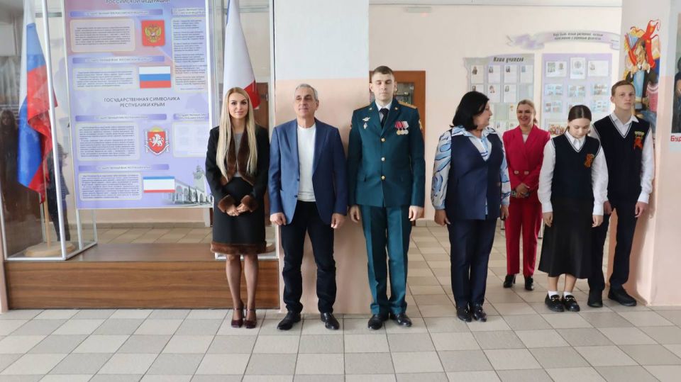 Анастасия Гридчина: Вместе с коллегой Игорем Савутиным посетили торжественное мероприятие в школе №13 им. А. Невского, посвящённое 82-й годовщине освобождения Симферополя Анастасия Гридчина: Вместе с коллегой Игорем Савутиным посетили торжественное мероприятие в школе №13 им. А. Невского, посвящённое 82-й годовщине освобождения Симферополя