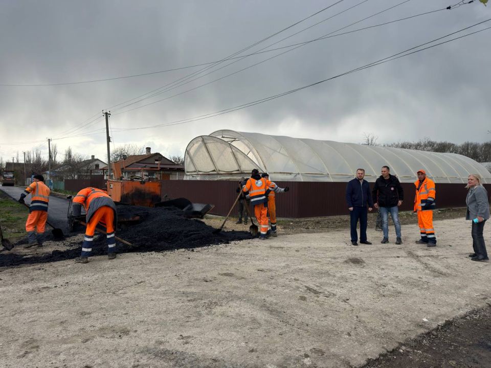 Антон Кравец: Благодаря программам, направленным на улучшение качества автомобильных дорог в нашем районе ведутся работы по ямочному ремонту Антон Кравец: Благодаря программам, направленным на улучшение качества автомобильных дорог в нашем районе ведутся работы по ямочному ремонту