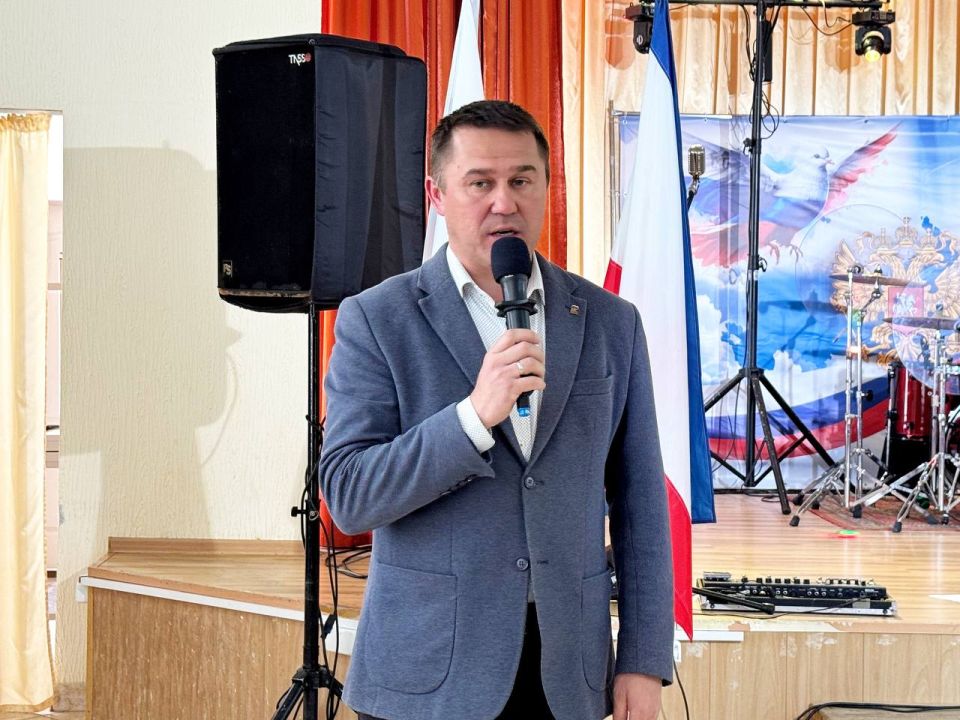 Александр Дудинов: Принял участие в открытии школьного радио в Медведевской школе Александр Дудинов: Принял участие в открытии школьного радио в Медведевской школе