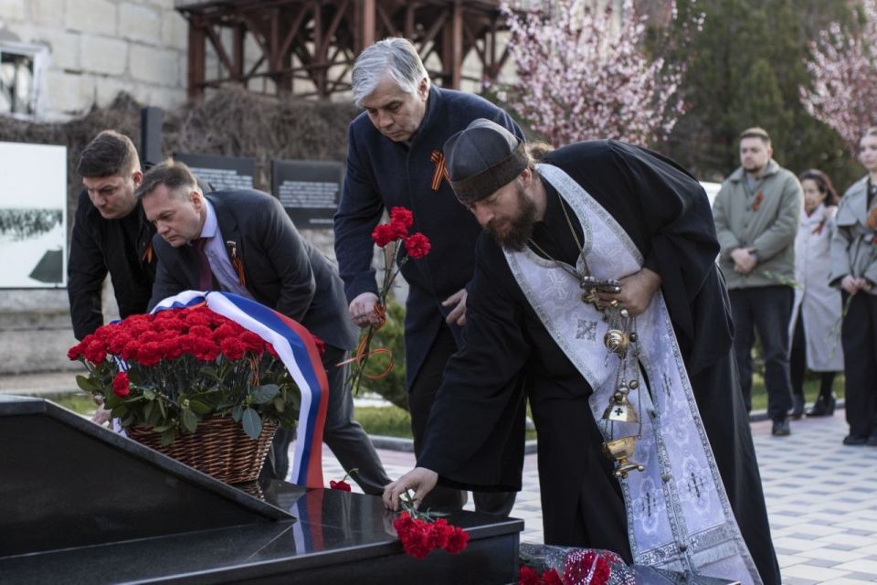 Сегодня, в Международный день освобождения узников фашистских концентрационных лагерей, а также в преддверии 82-й годовщины освобождения Симферополя от немецко-фашистских захватчиков, в городе прошли памятные митинги Сегодня, в Международный день освобождения узников фашистских концентрационных лагерей, а также в преддверии 82-й годовщины освобождения Симферополя от немецко-фашистских захватчиков, в городе прошли памятные митинги