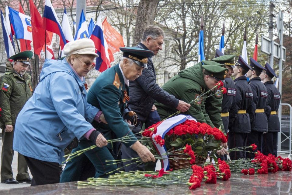 Сегодня, в Международный день освобождения узников фашистских концентрационных лагерей, а также в преддверии 82-й годовщины освобождения Симферополя от немецко-фашистских захватчиков, в городе прошли памятные митинги Сегодня, в Международный день освобождения узников фашистских концентрационных лагерей, а также в преддверии 82-й годовщины освобождения Симферополя от немецко-фашистских захватчиков, в городе прошли памятные митинги