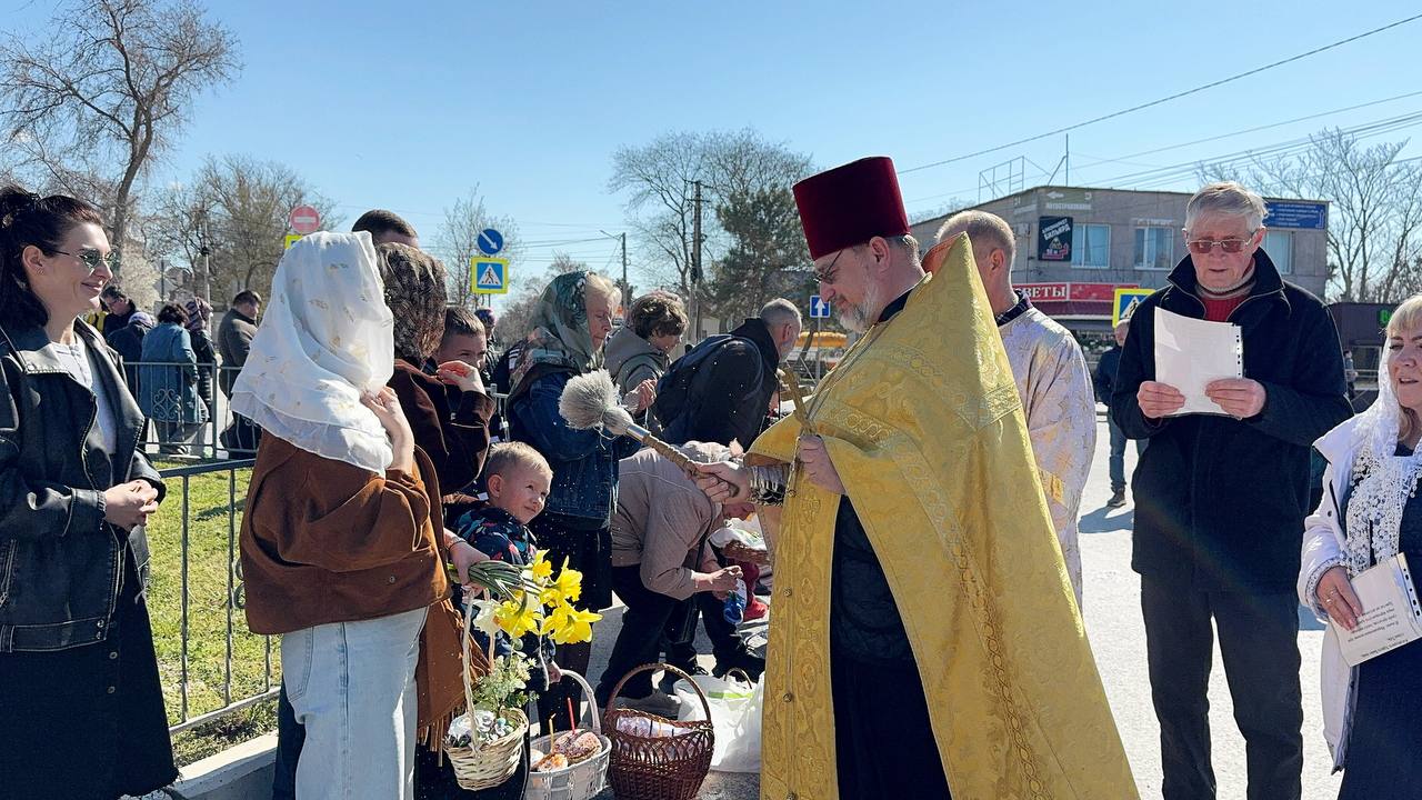 Александр Дудинов: Сегодня, в канун великого праздника Воскресения Христова, жители Черноморского района собрались у храма святых и праведных Захарии и Елисаветы, чтобы по доброй традиции освятить пасхальную еду — ароматные... Александр Дудинов: Сегодня, в канун великого праздника Воскресения Христова, жители Черноморского района собрались у храма святых и праведных Захарии и Елисаветы, чтобы по доброй традиции освятить пасхальную еду — ароматные...