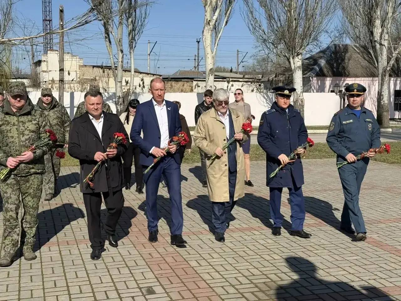 Игорь Ивин: В рамках праздника у памятных мест совместно с депутатом Государственного Совета Республики Крым Сергеем Ильченко, главой муниципального образования городской округ Джанкой – председателем Джанкойского городского... Игорь Ивин: В рамках праздника у памятных мест совместно с депутатом Государственного Совета Республики Крым Сергеем Ильченко, главой муниципального образования городской округ Джанкой – председателем Джанкойского городского...