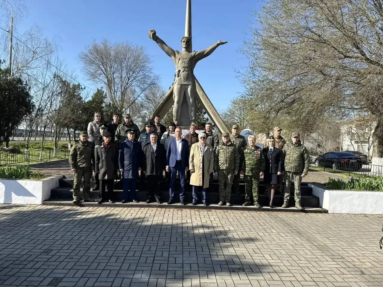 Игорь Ивин: В рамках праздника у памятных мест совместно с депутатом Государственного Совета Республики Крым Сергеем Ильченко, главой муниципального образования городской округ Джанкой – председателем Джанкойского городского... Игорь Ивин: В рамках праздника у памятных мест совместно с депутатом Государственного Совета Республики Крым Сергеем Ильченко, главой муниципального образования городской округ Джанкой – председателем Джанкойского городского...