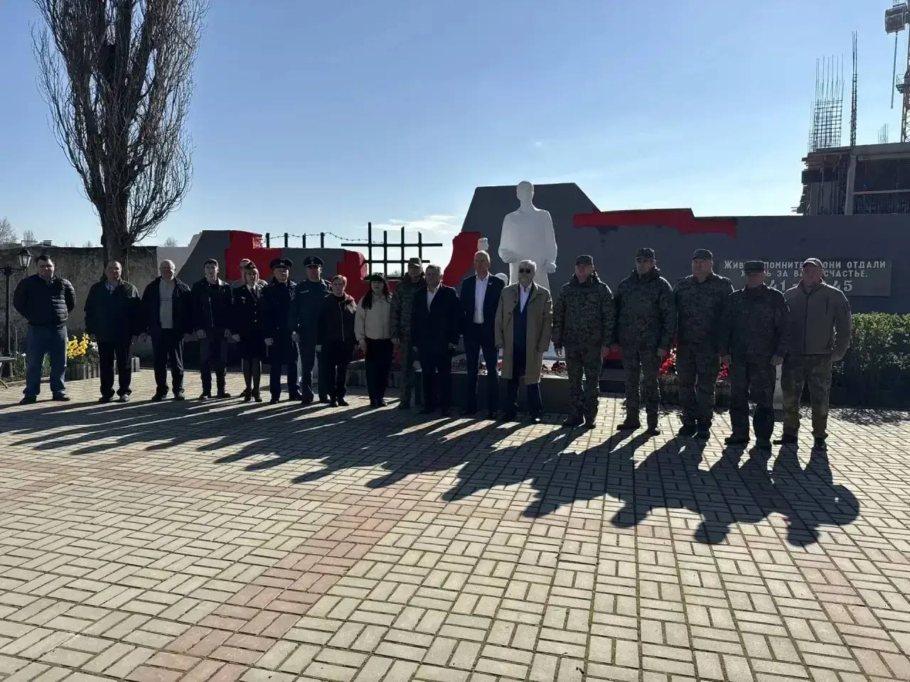 Игорь Ивин: В рамках праздника у памятных мест совместно с депутатом Государственного Совета Республики Крым Сергеем Ильченко, главой муниципального образования городской округ Джанкой – председателем Джанкойского городского... Игорь Ивин: В рамках праздника у памятных мест совместно с депутатом Государственного Совета Республики Крым Сергеем Ильченко, главой муниципального образования городской округ Джанкой – председателем Джанкойского городского...