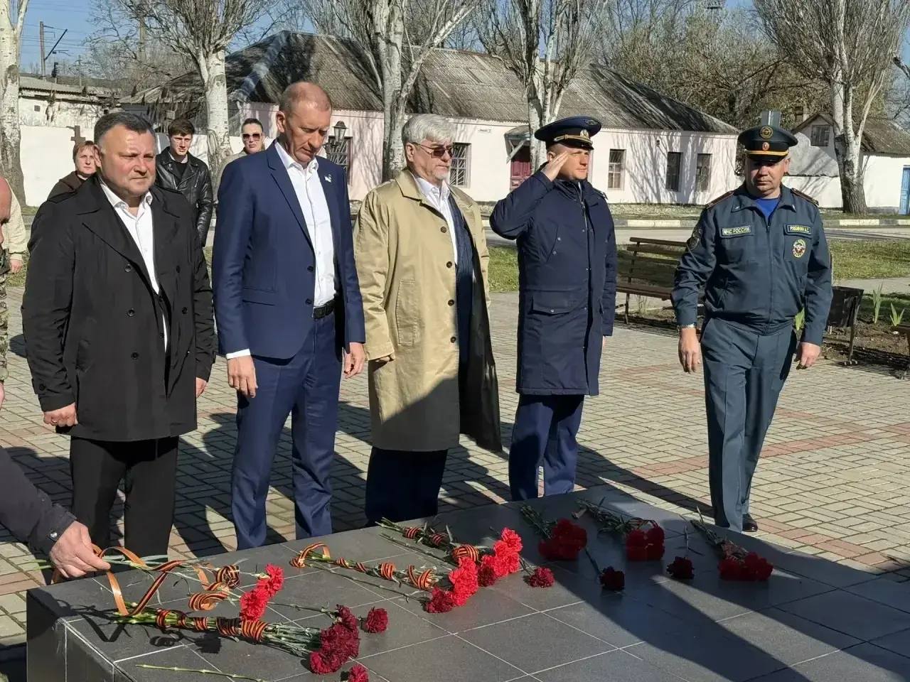 Игорь Ивин: В рамках праздника у памятных мест совместно с депутатом Государственного Совета Республики Крым Сергеем Ильченко, главой муниципального образования городской округ Джанкой – председателем Джанкойского городского... Игорь Ивин: В рамках праздника у памятных мест совместно с депутатом Государственного Совета Республики Крым Сергеем Ильченко, главой муниципального образования городской округ Джанкой – председателем Джанкойского городского...