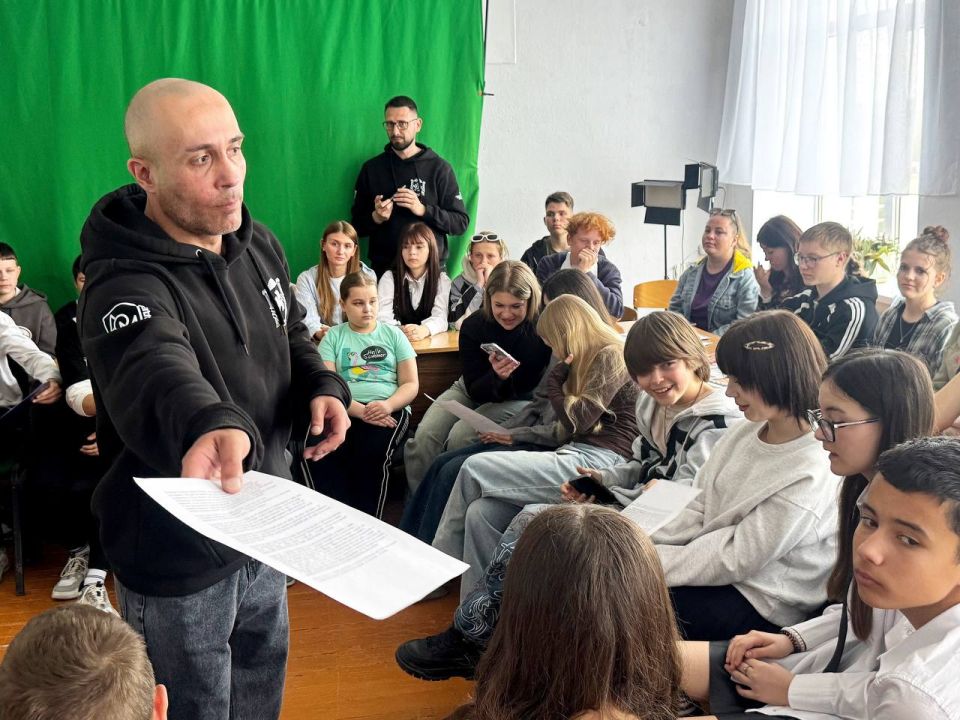 Александр Дудинов: Принял участие в открытии школьного радио в Медведевской школе Александр Дудинов: Принял участие в открытии школьного радио в Медведевской школе