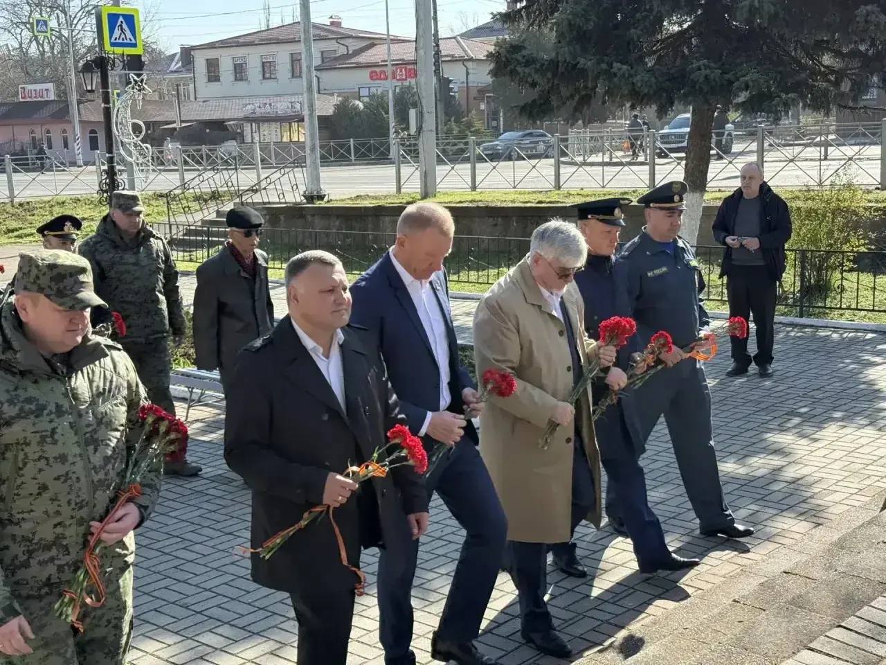 Игорь Ивин: В рамках праздника у памятных мест совместно с депутатом Государственного Совета Республики Крым Сергеем Ильченко, главой муниципального образования городской округ Джанкой – председателем Джанкойского городского...