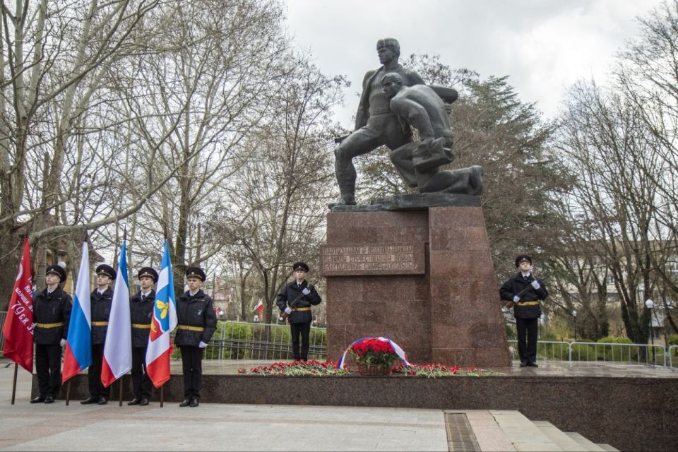 Сегодня, в Международный день освобождения узников фашистских концентрационных лагерей, а также в преддверии 82-й годовщины освобождения Симферополя от немецко-фашистских захватчиков, в городе прошли памятные митинги Сегодня, в Международный день освобождения узников фашистских концентрационных лагерей, а также в преддверии 82-й годовщины освобождения Симферополя от немецко-фашистских захватчиков, в городе прошли памятные митинги