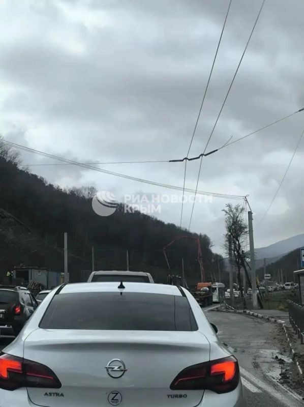 Большая пробка собралась перед Ангарским перевалом Большая пробка собралась перед Ангарским перевалом
