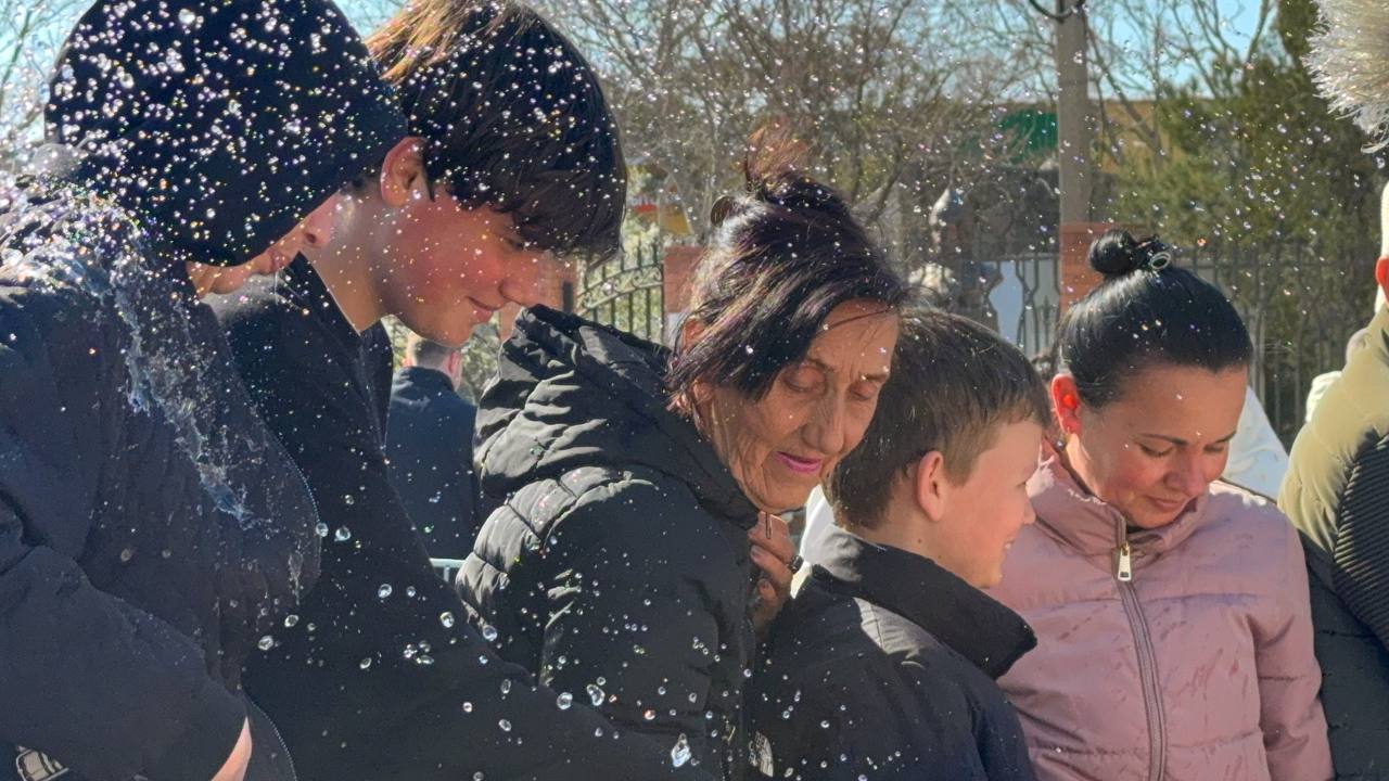 Александр Дудинов: Сегодня, в канун великого праздника Воскресения Христова, жители Черноморского района собрались у храма святых и праведных Захарии и Елисаветы, чтобы по доброй традиции освятить пасхальную еду — ароматные... Александр Дудинов: Сегодня, в канун великого праздника Воскресения Христова, жители Черноморского района собрались у храма святых и праведных Захарии и Елисаветы, чтобы по доброй традиции освятить пасхальную еду — ароматные...