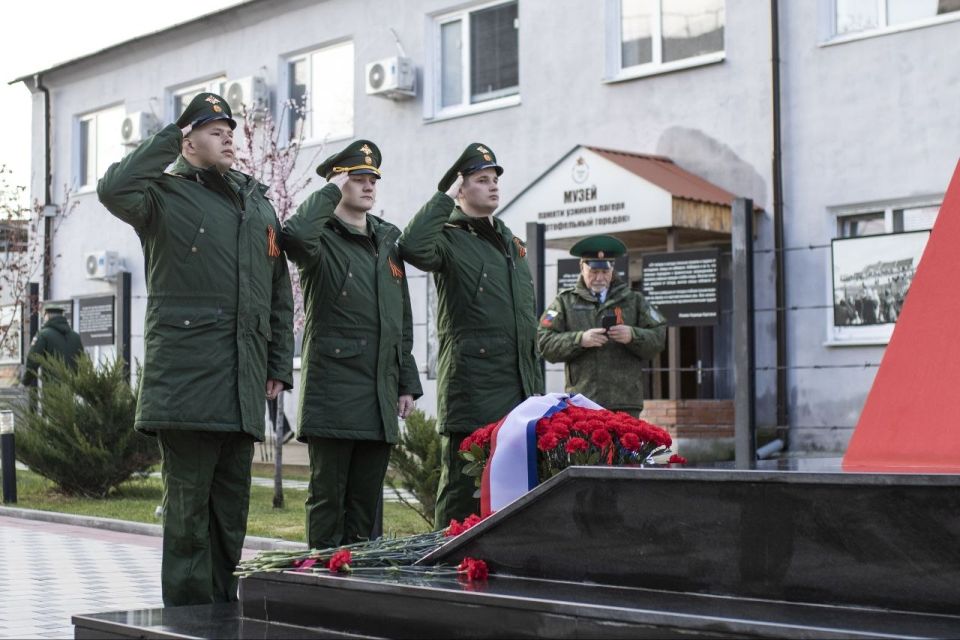 Сегодня, в Международный день освобождения узников фашистских концентрационных лагерей, а также в преддверии 82-й годовщины освобождения Симферополя от немецко-фашистских захватчиков, в городе прошли памятные митинги Сегодня, в Международный день освобождения узников фашистских концентрационных лагерей, а также в преддверии 82-й годовщины освобождения Симферополя от немецко-фашистских захватчиков, в городе прошли памятные митинги