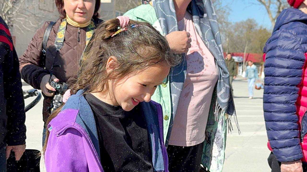 Александр Дудинов: Сегодня, в канун великого праздника Воскресения Христова, жители Черноморского района собрались у храма святых и праведных Захарии и Елисаветы, чтобы по доброй традиции освятить пасхальную еду — ароматные... Александр Дудинов: Сегодня, в канун великого праздника Воскресения Христова, жители Черноморского района собрались у храма святых и праведных Захарии и Елисаветы, чтобы по доброй традиции освятить пасхальную еду — ароматные...