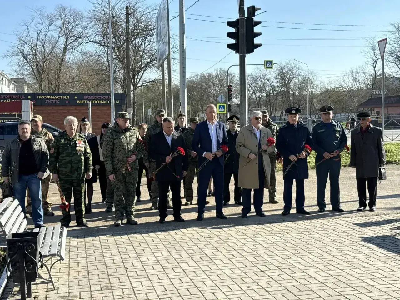 Игорь Ивин: В рамках праздника у памятных мест совместно с депутатом Государственного Совета Республики Крым Сергеем Ильченко, главой муниципального образования городской округ Джанкой – председателем Джанкойского городского... Игорь Ивин: В рамках праздника у памятных мест совместно с депутатом Государственного Совета Республики Крым Сергеем Ильченко, главой муниципального образования городской округ Джанкой – председателем Джанкойского городского...