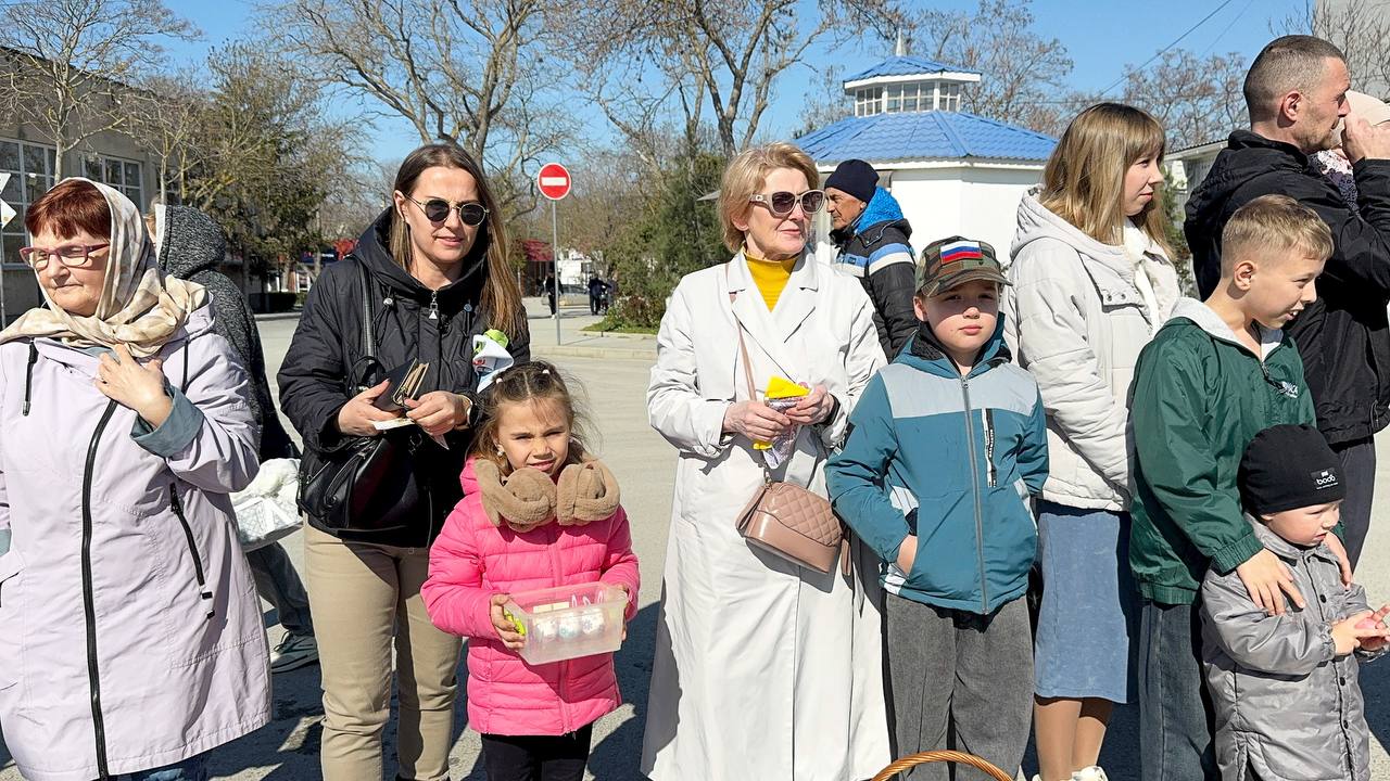 Александр Дудинов: Сегодня, в канун великого праздника Воскресения Христова, жители Черноморского района собрались у храма святых и праведных Захарии и Елисаветы, чтобы по доброй традиции освятить пасхальную еду — ароматные... Александр Дудинов: Сегодня, в канун великого праздника Воскресения Христова, жители Черноморского района собрались у храма святых и праведных Захарии и Елисаветы, чтобы по доброй традиции освятить пасхальную еду — ароматные...