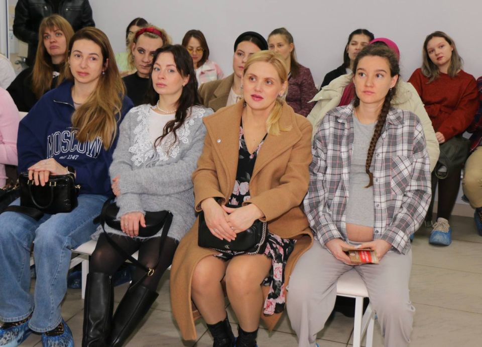 В Ялте сотрудники Госавтоинспекции, совместно с КРБОО «Мамы Ялты» и Ялтинским родильным домом, в честь Дня беременных, организовали и провели тренинг В Ялте сотрудники Госавтоинспекции, совместно с КРБОО «Мамы Ялты» и Ялтинским родильным домом, в честь Дня беременных, организовали и провели тренинг