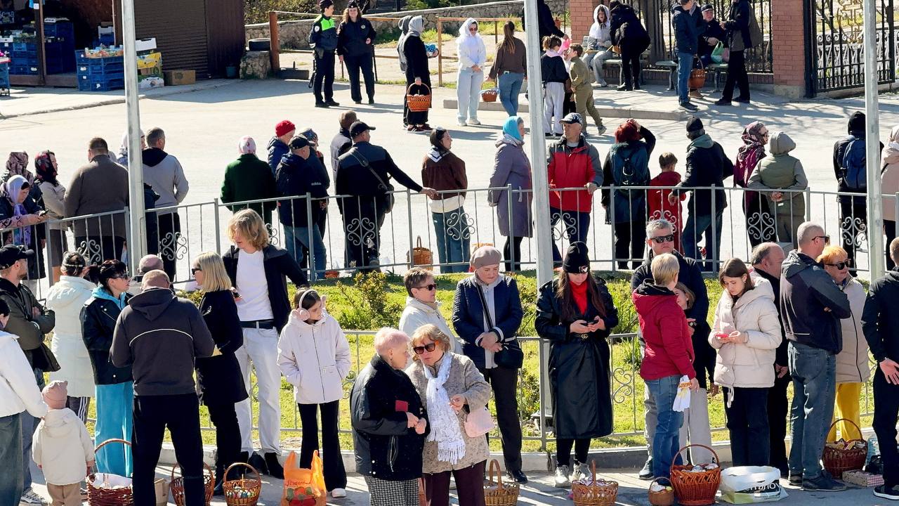 Александр Дудинов: Сегодня, в канун великого праздника Воскресения Христова, жители Черноморского района собрались у храма святых и праведных Захарии и Елисаветы, чтобы по доброй традиции освятить пасхальную еду — ароматные... Александр Дудинов: Сегодня, в канун великого праздника Воскресения Христова, жители Черноморского района собрались у храма святых и праведных Захарии и Елисаветы, чтобы по доброй традиции освятить пасхальную еду — ароматные...
