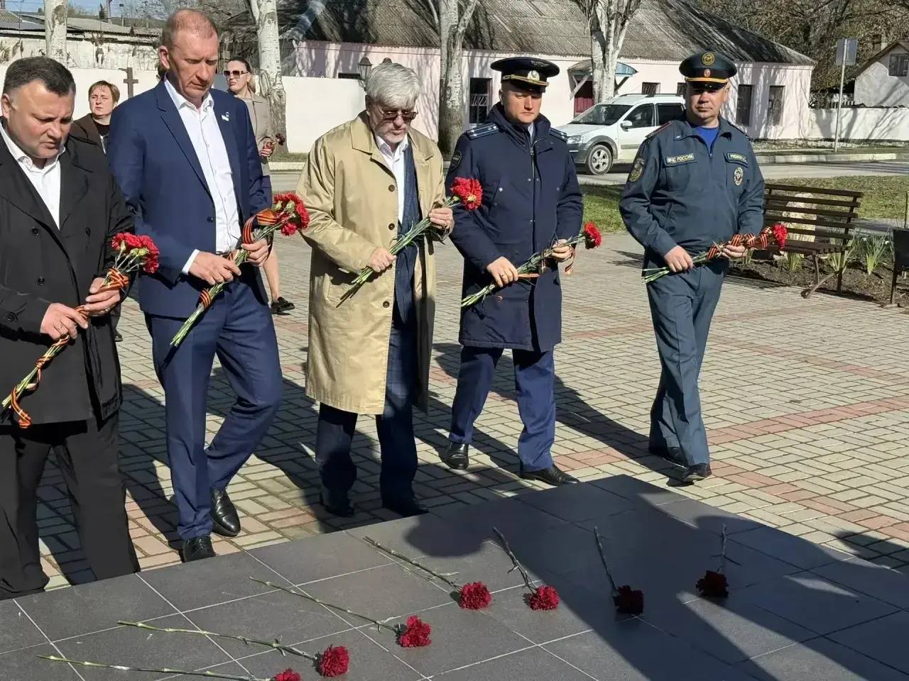 Игорь Ивин: В рамках праздника у памятных мест совместно с депутатом Государственного Совета Республики Крым Сергеем Ильченко, главой муниципального образования городской округ Джанкой – председателем Джанкойского городского... Игорь Ивин: В рамках праздника у памятных мест совместно с депутатом Государственного Совета Республики Крым Сергеем Ильченко, главой муниципального образования городской округ Джанкой – председателем Джанкойского городского...