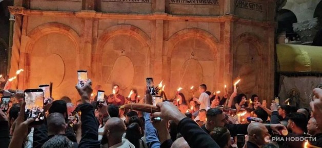 Благодатный огонь из Иерусалима доставили в Москву