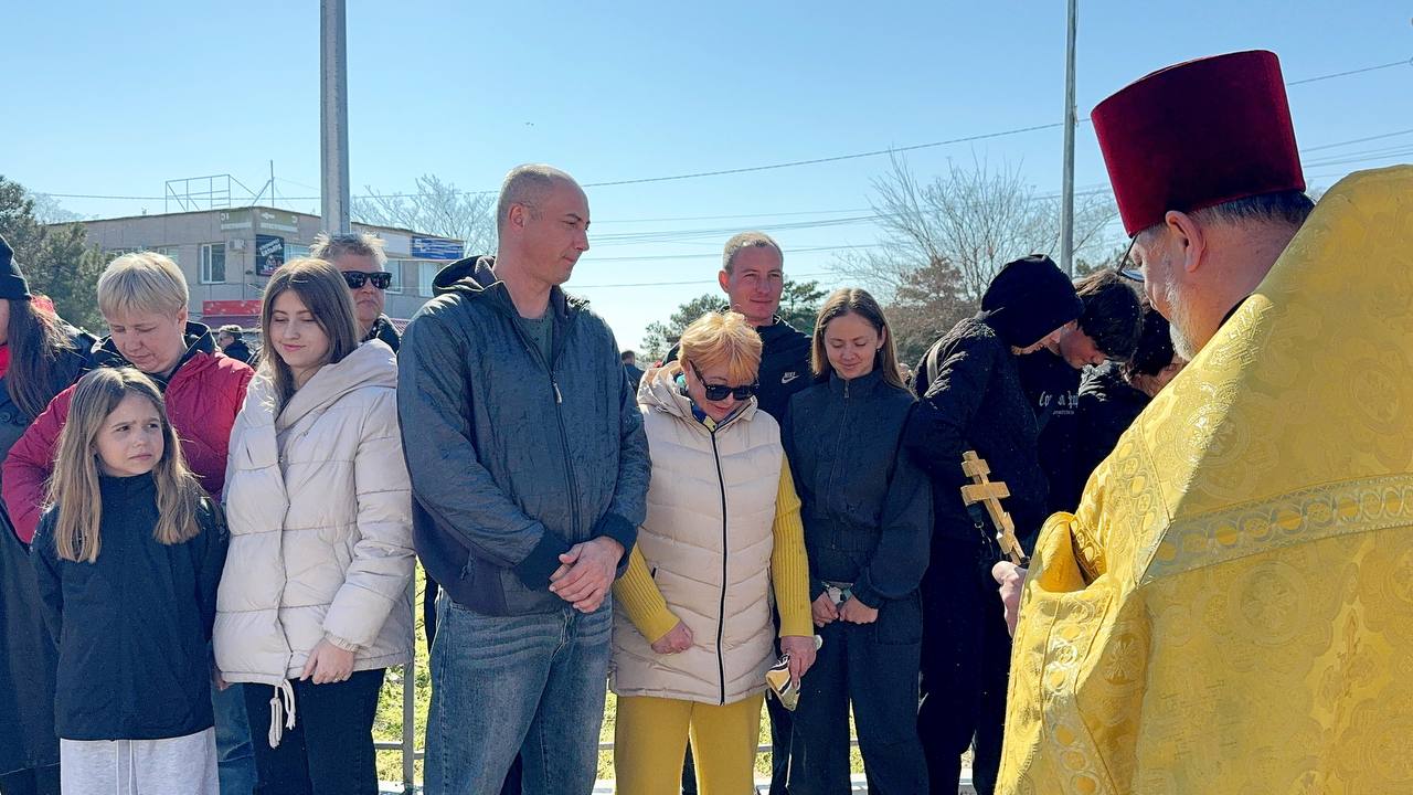 Александр Дудинов: Сегодня, в канун великого праздника Воскресения Христова, жители Черноморского района собрались у храма святых и праведных Захарии и Елисаветы, чтобы по доброй традиции освятить пасхальную еду — ароматные... Александр Дудинов: Сегодня, в канун великого праздника Воскресения Христова, жители Черноморского района собрались у храма святых и праведных Захарии и Елисаветы, чтобы по доброй традиции освятить пасхальную еду — ароматные...