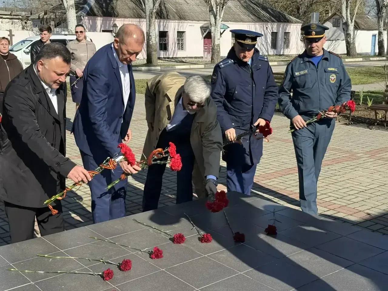 Игорь Ивин: В рамках праздника у памятных мест совместно с депутатом Государственного Совета Республики Крым Сергеем Ильченко, главой муниципального образования городской округ Джанкой – председателем Джанкойского городского... Игорь Ивин: В рамках праздника у памятных мест совместно с депутатом Государственного Совета Республики Крым Сергеем Ильченко, главой муниципального образования городской округ Джанкой – председателем Джанкойского городского...