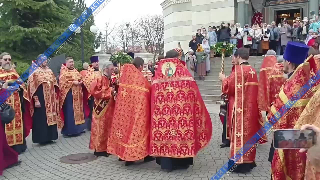 В Севастополь доставили частицу Благодатного огня из Иерусалима