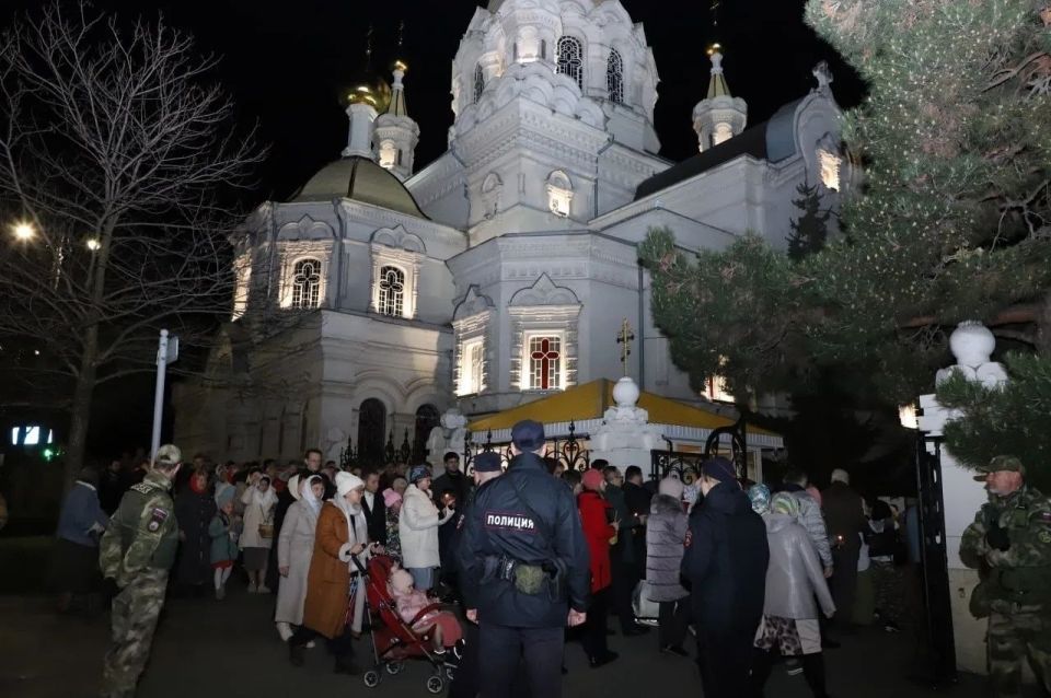 Севастопольские полицейские обеспечили охрану общественного порядка и безопасность граждан во время пасхальных мероприятий Севастопольские полицейские обеспечили охрану общественного порядка и безопасность граждан во время пасхальных мероприятий