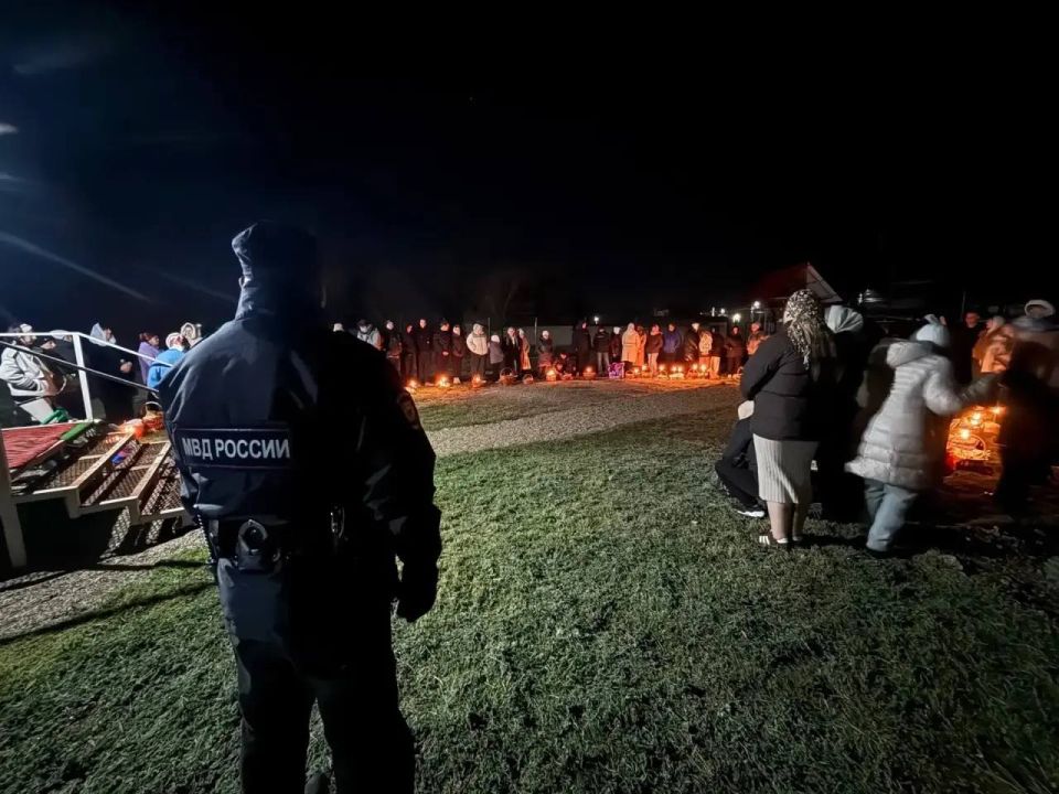 В период Пасхальных богослужений безопасность крымчан в храмах и церквях обеспечивали более 650 сотрудников полиции В период Пасхальных богослужений безопасность крымчан в храмах и церквях обеспечивали более 650 сотрудников полиции