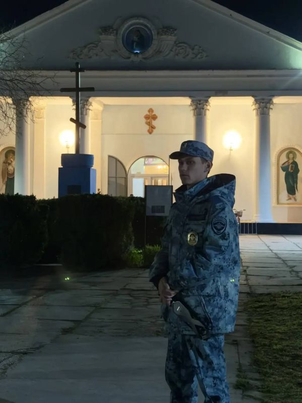 В период Пасхальных богослужений безопасность крымчан в храмах и церквях обеспечивали более 650 сотрудников полиции В период Пасхальных богослужений безопасность крымчан в храмах и церквях обеспечивали более 650 сотрудников полиции