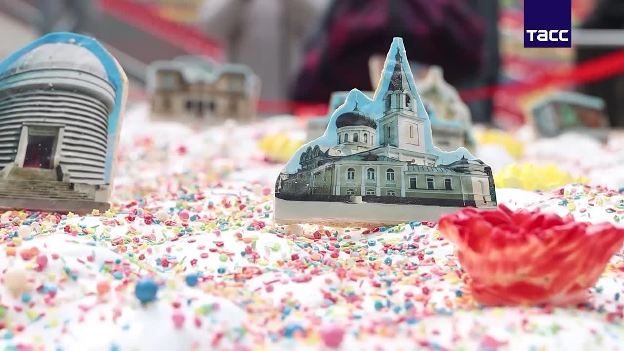 Кулич весом 600 кг испекли на Пасху в Бахчисарае в Крыму, сообщили в Telegram-канале Бахчисарайского парка миниатюр