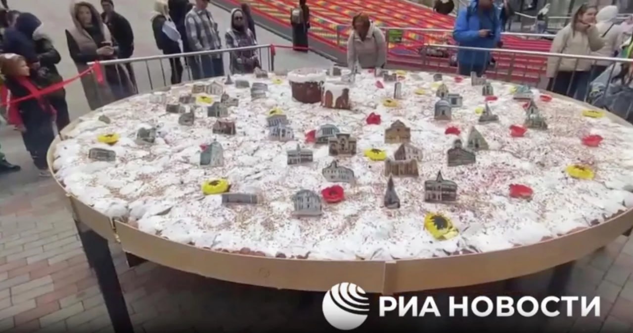 Огромный кулич весом с тонну приготовили в Бахчисарайском парке миниатюр