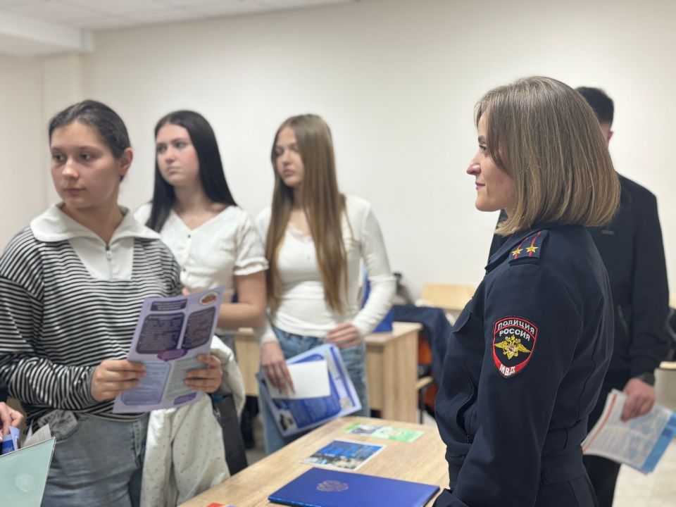 На «Ярмарке вакансий» полицейские крымской столицы рассказали студентам о поступлении на службу в органы внутренних дел На «Ярмарке вакансий» полицейские крымской столицы рассказали студентам о поступлении на службу в органы внутренних дел
