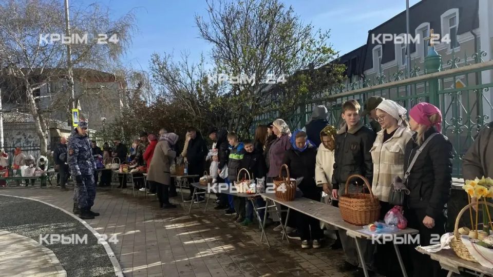 В храмах Крыма проходят пасхальные богослужения В храмах Крыма проходят пасхальные богослужения
