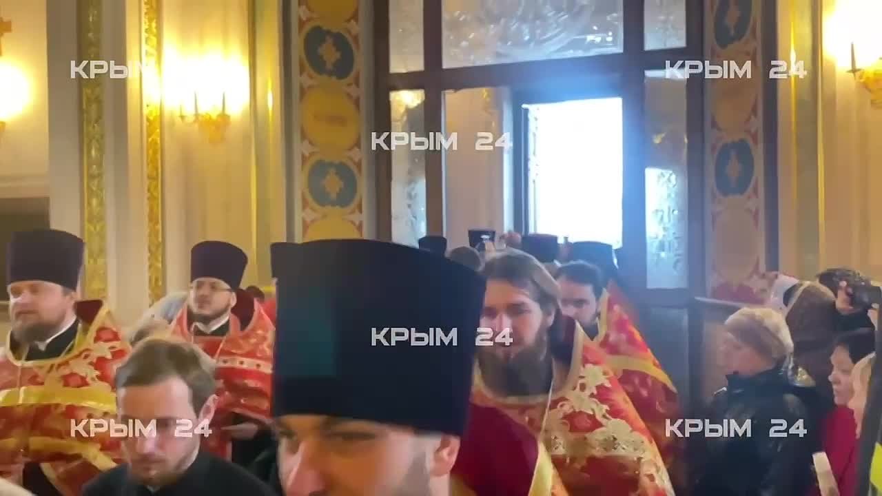 В Кафедральном Александро-Невском соборе в Симферополе встретили Благодатный огонь