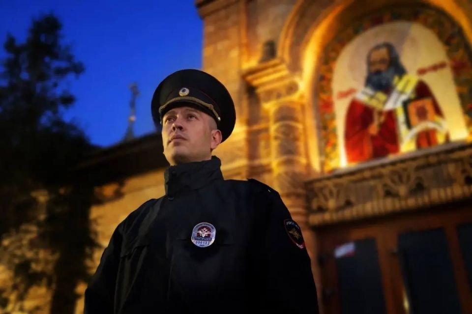 В период Пасхальных богослужений безопасность крымчан в храмах и церквях обеспечивали более 650 сотрудников полиции В период Пасхальных богослужений безопасность крымчан в храмах и церквях обеспечивали более 650 сотрудников полиции