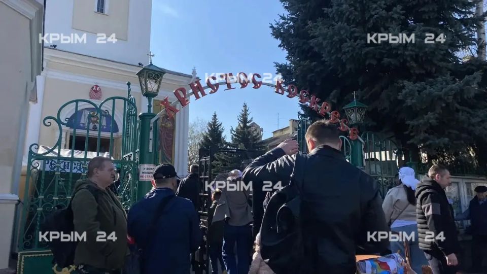 В храмах Крыма проходят пасхальные богослужения