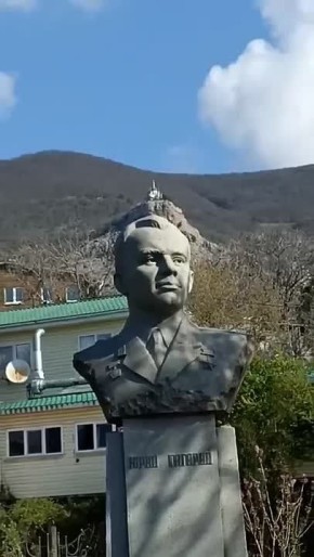 Николай Стариков: Символы везде. Форос. Крым. Юрий Гагарин и над ним Церковь Воскресения Христова