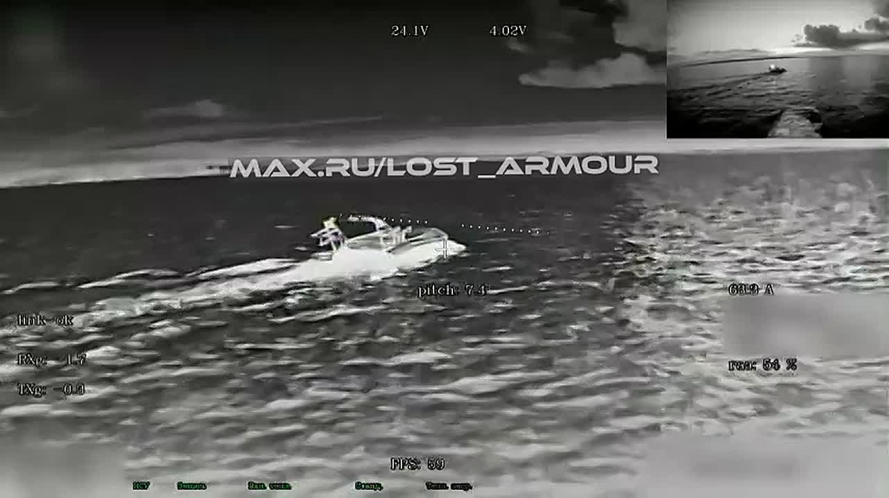 Оптоволоконный FPV-дрон "КВН" поражает безэкипажный катер (БЭК) ВСУ, оснащенный зенитными управляемыми ракетами (ЗУР), в акватории Черного моря