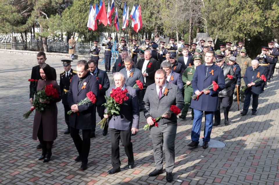Симферополь празднует 82-ю годовщину со дня освобождения от фашистских захватчиков Симферополь празднует 82-ю годовщину со дня освобождения от фашистских захватчиков